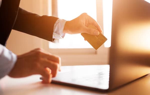 не выводит деньги